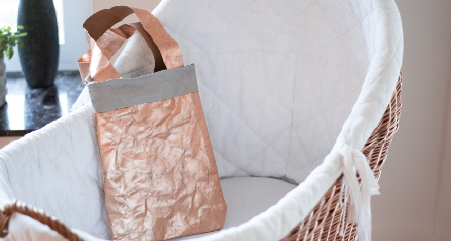 DIY-Papiertasche in Roségold steht in weißem Stubenwagen