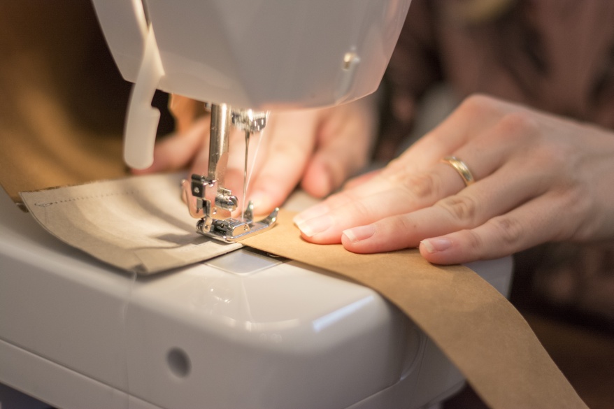 Nahaufnahme: SnapPap-Tasche wird an Nähmaschine genäht