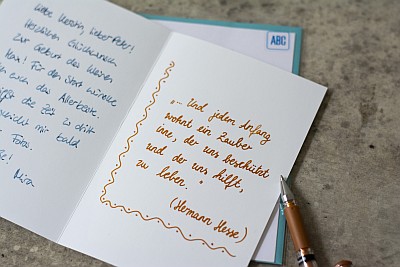 Karte der Marke ABC, auf deren Innenseite ein Spruch in schöner Schreibschrift geschrieben wurde.