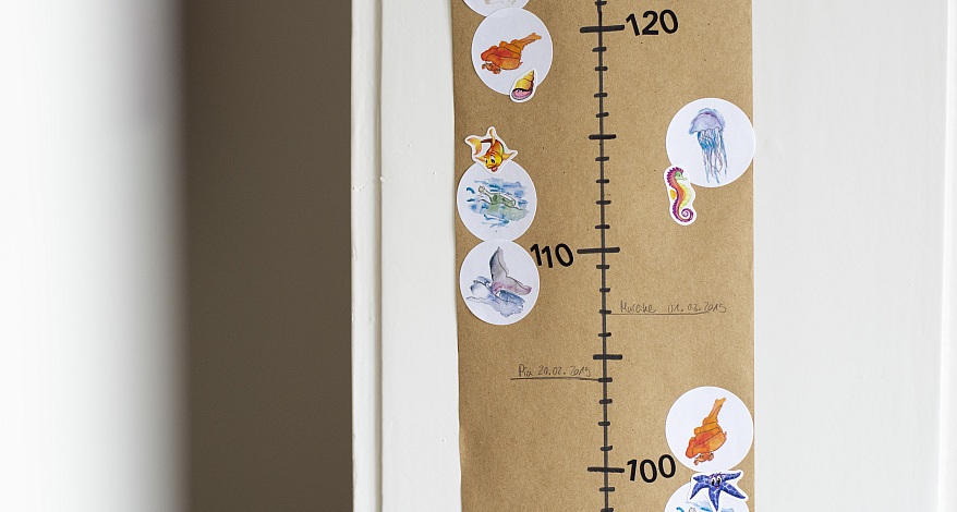 Nahaufnahme einer selbstgebastelten Messlatte für Kinder