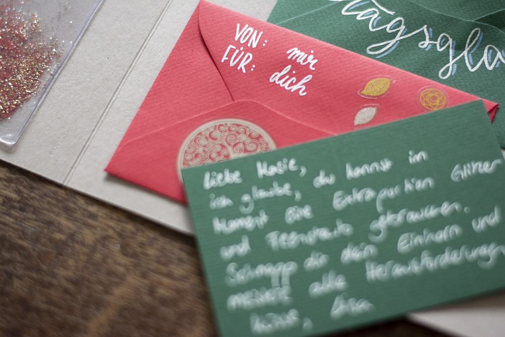 Handgeschriebene Grußkarten mit Umschlägen und Glitzerverzierung