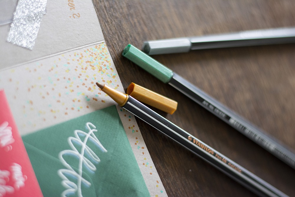 STABILO Metallic-Stifte mit Glitzereffekt auf grünem Papier