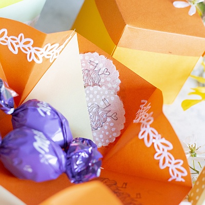 Mit Süßigkeiten gefüllte Explosionsbox.