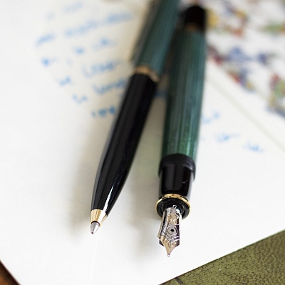 Nahaufnahme eines Pelikan Füllerhalters und Kugelschreibers.