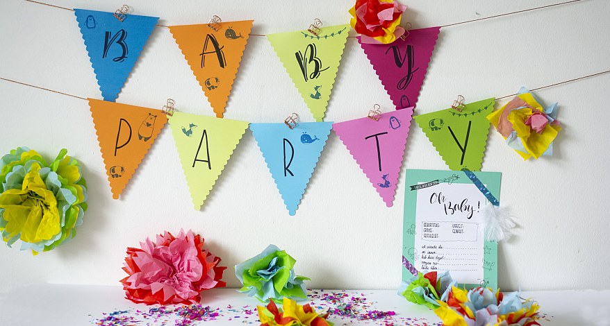 Baby-Party-Deko mit Wimpel-Girlande und Papierblumen in bunten Farben