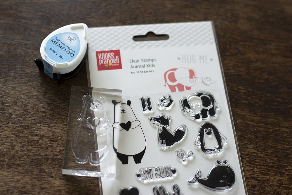 Silikonstempel mit Tiermotiven und Stempelkissen auf Tisch