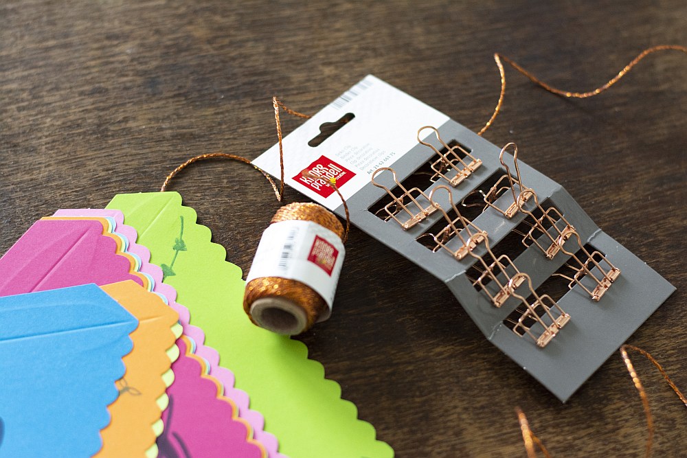 Bunte Wimpel, Glitzerschnur und goldfarbene Foldback-Klammern von Knorr prandell