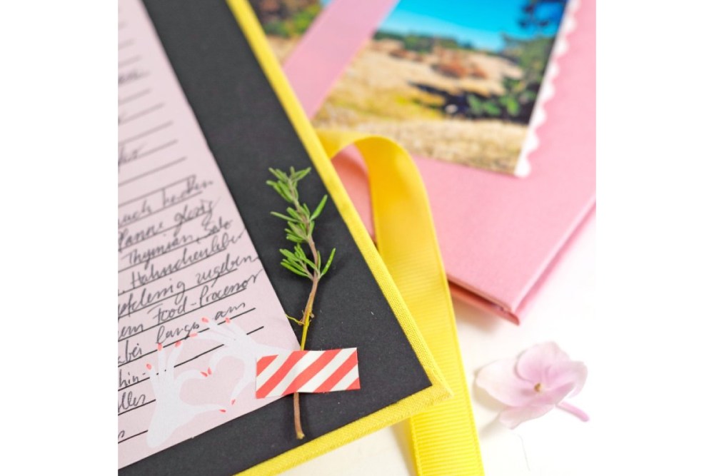 Handgeschriebene Notizen und Fotos in einem Leporello-Fotoalbum..