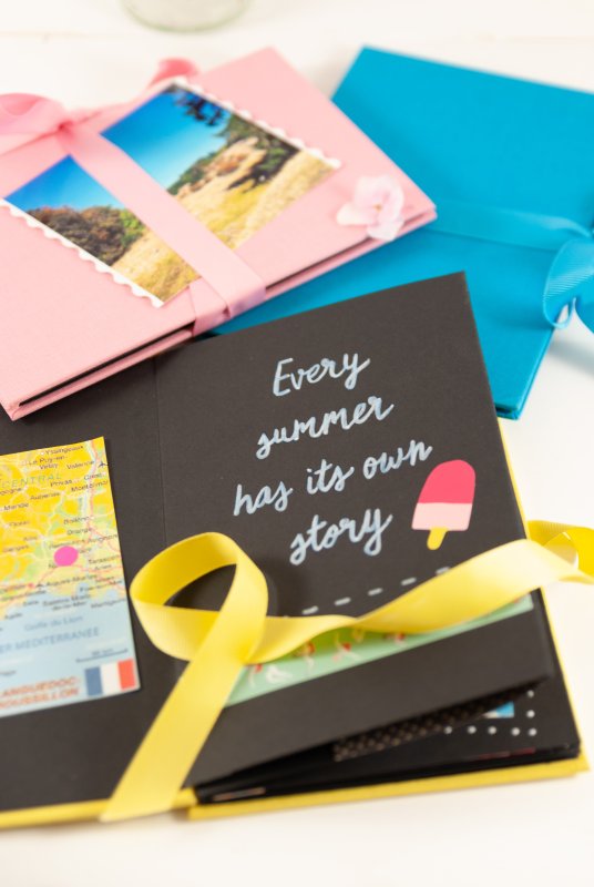Fotoalbum mit gestalteter Seite: Sticker und der Schriftzug "Every summer has its own story".