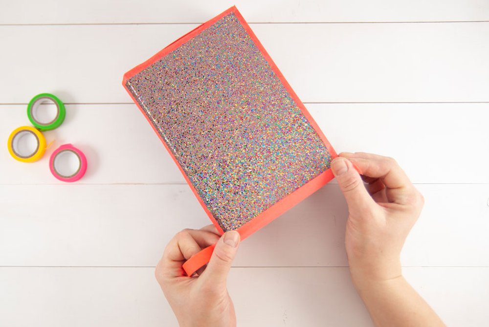 Glitzernde Box wird mit rotem Washi-Tape dekorativ beklebt