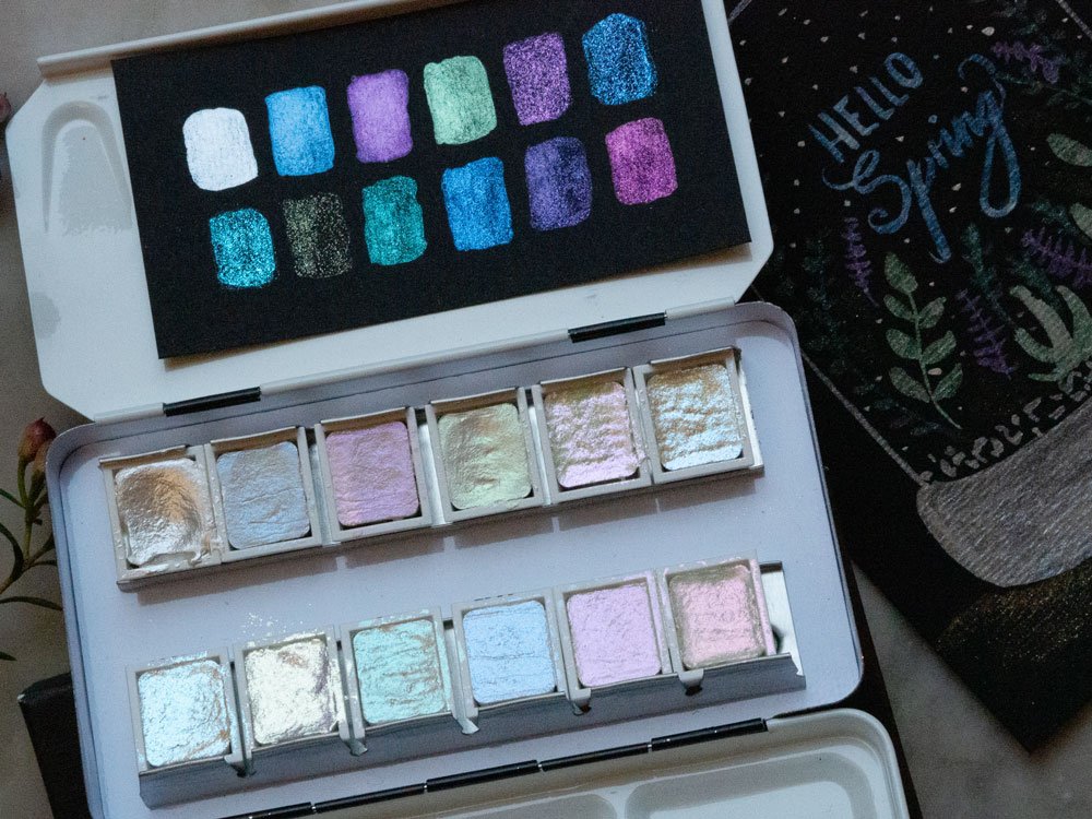 Aquarell-Farbkasten mit schimmernden Farben.