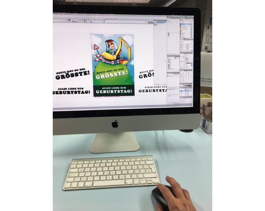 Grußkarte mit Bagger wird auf dem Bildschirm grafisch gestaltet.