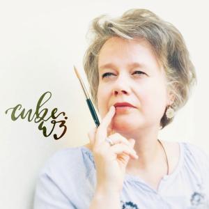 Ein Portrait der Künstlerin Tanja Werner alias cube.w3. Sie hält einen Stift in der Hand und presst ihren Mittelfinger gegen ihre Lippen. Links neben ihr Portrait ist ihr Spitzname cube.w3 gelettert. 