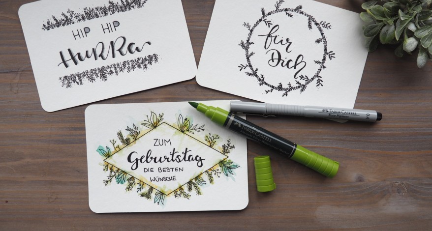 Drei gestaltete Grußkarten mit Handlettering und Blumenmotiven und Marker von Faber-Castell.