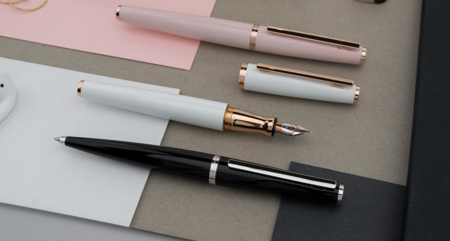 Kugelschreiber und Füllhalterder Marke Otto Hutt in diversen Farben.