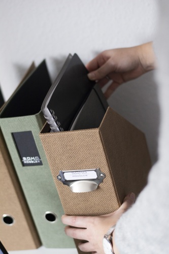 Hand greift Stehsammler aus der S.O.H.O.-Serie von Rössler.