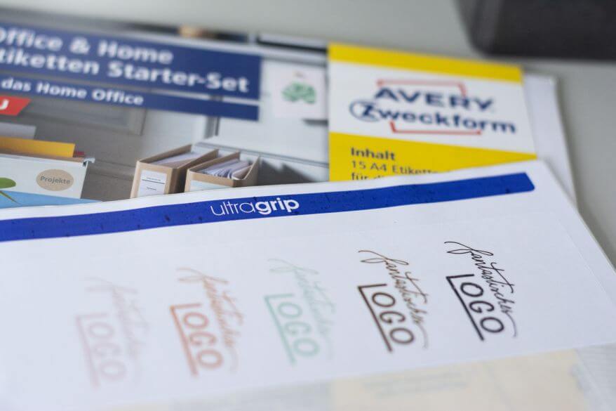 Mehrere farbige Schriftzüge sind auf Avery-Zweckform Etiketten aufgedruckt