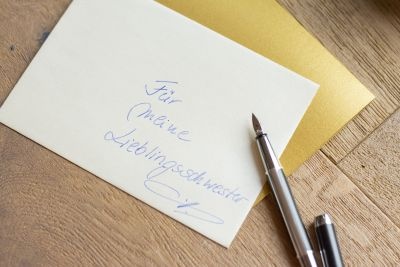 Nahaufnahme von Brief, adressiert "Für meine Lieblingsschwester". Der Füllhalter Pura von Pelikan liegt daneben.