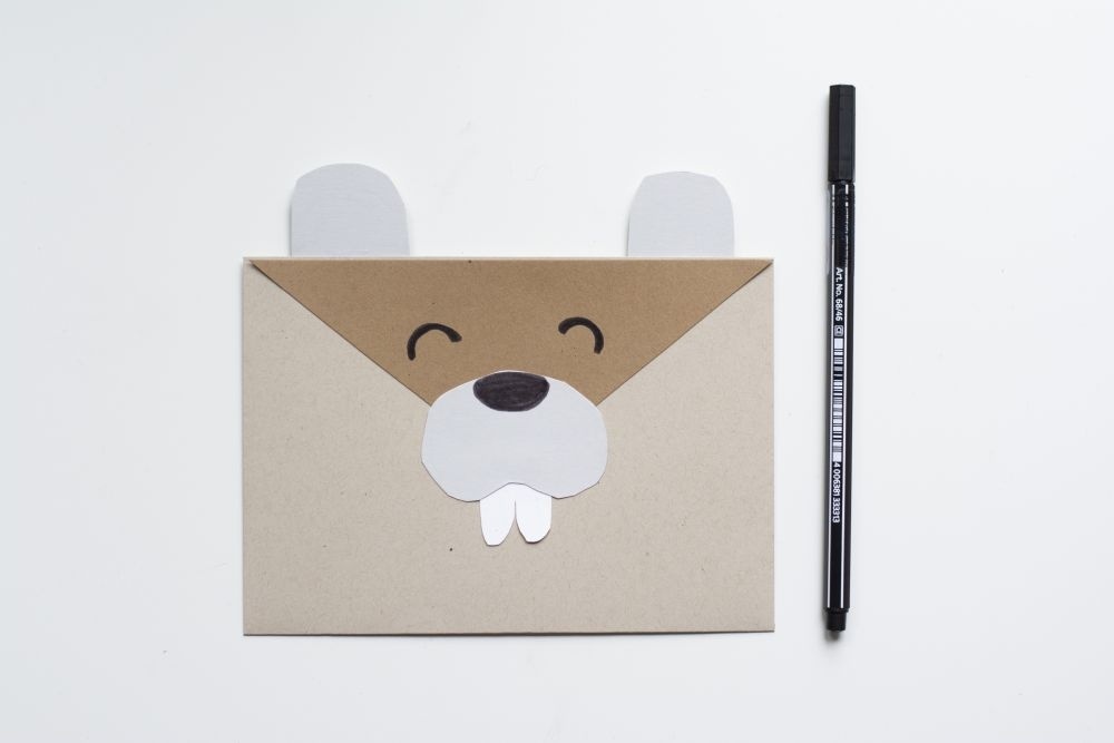 Bastelanleitung Einladungskarte zum Kindergeburtstag: Selbst gebastelte Do it yourself-Karte als Biber, Schritt 3: Augen und Schnauze mit Filzstift aufgemalt.