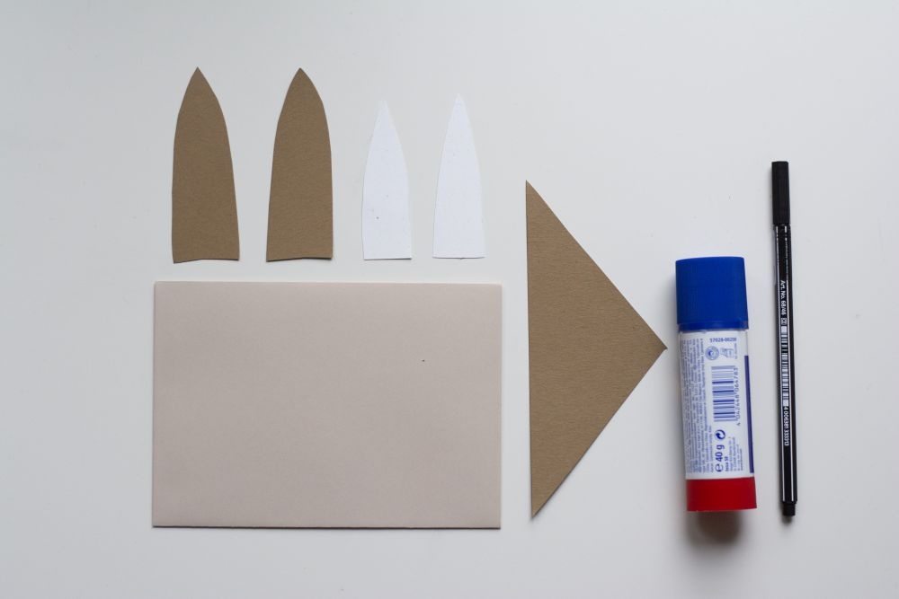 Bastelanleitung Einladungskarte zum Kindergeburtstag: Selbst gebastelte Do it yourself-Karte als Hase, Schritt 1: Birefumschlag, Papierzuschnitte, Klebestift und Filzstift