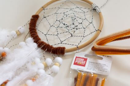 Nahaufnahme eines selbstgebastelten Traumfängers: Mit Biegeplüsch von Knorr Prandell wird der untere Teil des Holzrings umwickelt.