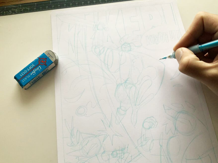 Nahaufnahme einer Hand, die mit einem blauen Druckbleistift eine Vorzeichnung für einen Comic erstellt.
