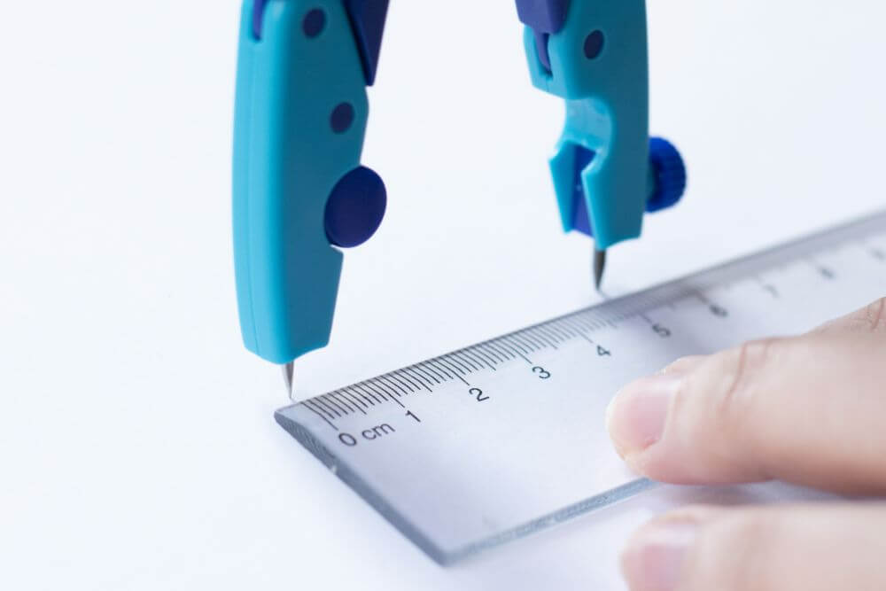 Nahaufnahme des Schulzirkels griffix von Pelikan, bei dem der Radius mit Hilfe eines Lineals eingestellt wird.