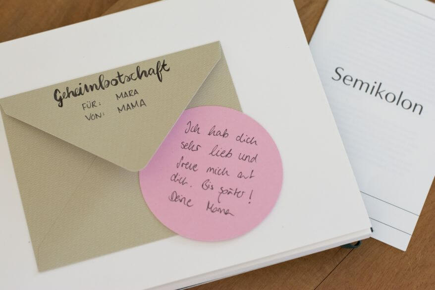 Ein Trostalbum für Kindergartenkinder: Eingeklebt ist ein Briefumschlag mit einer Geheimbotschaft von Mama für Mara: "Ich habe dich sehr lieb und freue mich auf dich, deine Mama".