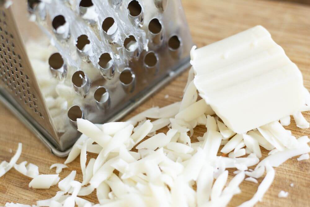 Detailaufnahme einer Küchenreibe, mit der Kernseife kleingeraspelt wurde.