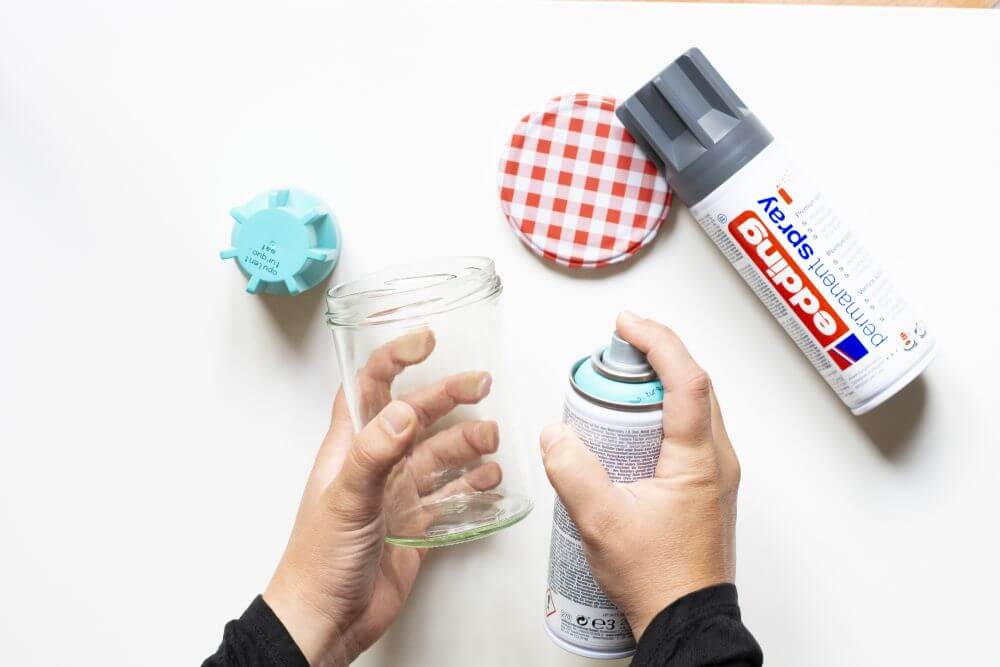 Anleitung Upcycling-Adventskalender aus Glas basteln, Schritt 1: Leere Marmeladen- und Einmachgläser mit Sprühfarbe besprühen.