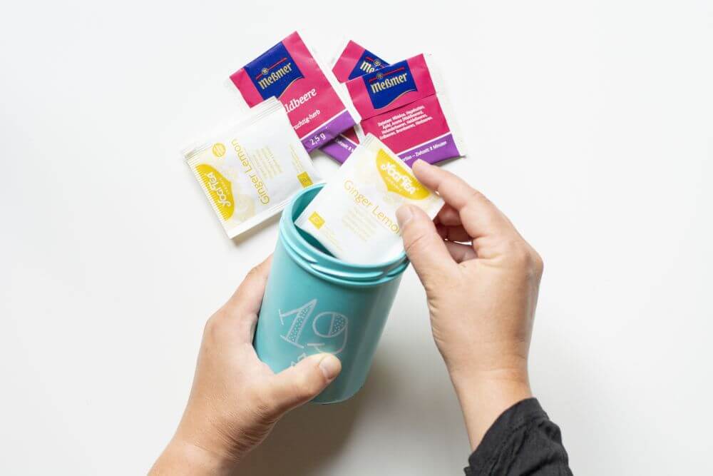 Anleitung Upcycling-Adventskalender aus Glas basteln, Schritt 4: Die gestalteten Marmeladengläser mit weihnachtlichen Geschenken befüllen.