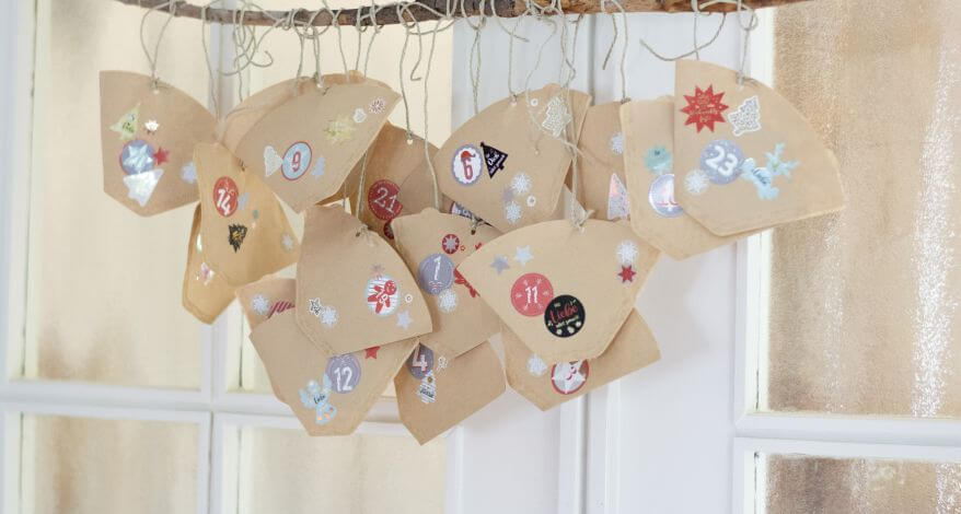 Ein Adventskalender aus Kaffeefiltern, der mit Zahlenstickern von Avery Zweckform beklebt wurde.
