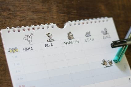 Nahaufnahme eines Familienplaners "Simons Katze" von Heye: In den einzelnen Spalten sind die Namen der Familienmitglieder vermerkt.