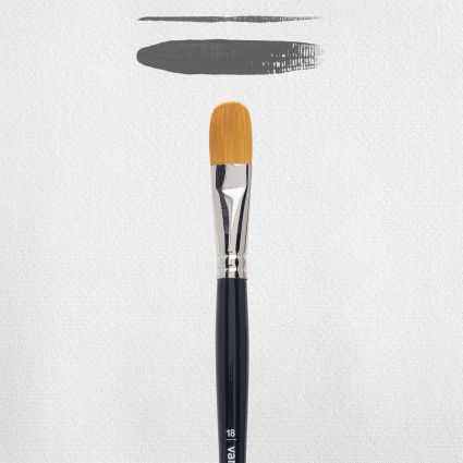 Ein Katzenzungenpinsel von Royal Talens liegt auf einem weißen Untergrund. Oberhalb des Pinsels sieht man einen schmalen und einen breiten Pinselstrich mit dunkler Farbe, der den Farbauftrag des Pinsels darstellt.