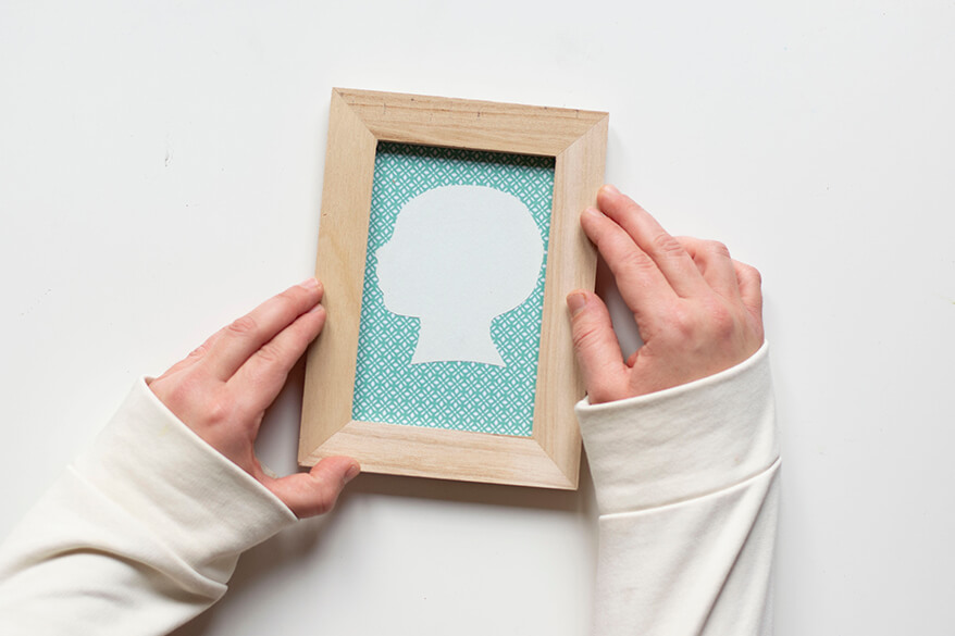 Anleitung für einen Do-it-yourself-Scherenschnitt. Schritt 6: Der Do-it-yourself-Scherenschnitt wird in den Bilderrahmen eingelegt.