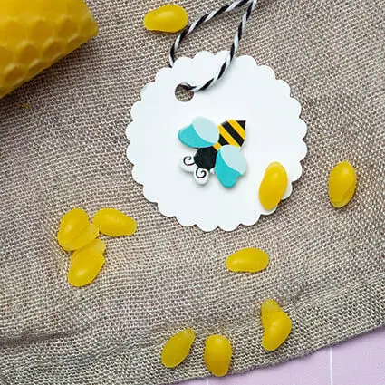 Ein runder, weißer Geschenkanhänger mit Wellenrand von HEYDA liegt auf einem naturfarbenen Leinentuch. Foto: Johanna Rundel