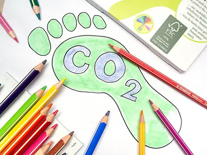 Verschiedene dicke und dünne Buntstifte der Marke STABILO liegen auf einem gezeichneten Fußabdruck, in dem CO² steht. Foto: Johanna Rundel