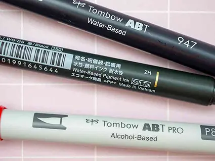 Ein Close-Up auf drei verschiedene Brush Pens von Tombow mit unterschiedlichen Tintenarten. Foto: Johanna Rundel