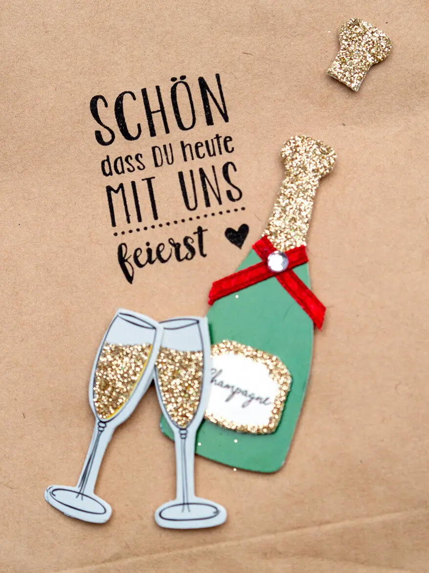 Auf einer braunen Papiertüte von KNORR prandell kleben Silvesteraufkleber von HEYDA und es wurde "Schön, dass du heute mit uns feierst" darauf gestempelt. Foto: Johanna Rundel