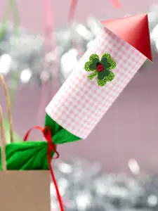 Eine selbstgebastelte Papier-Silvesterrakete aus Materialien von HEYDA und KNORR prandell ragt aus einer braunen Papiertüte. Foto: Johanna Rundel