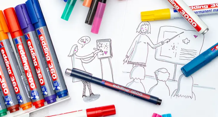 Zwei Skizzen einer Person, die eine Präsentation hält. Darauf liegen verschiedene Stifte und Marker von edding verteilt. Foto: Johanna Rundel