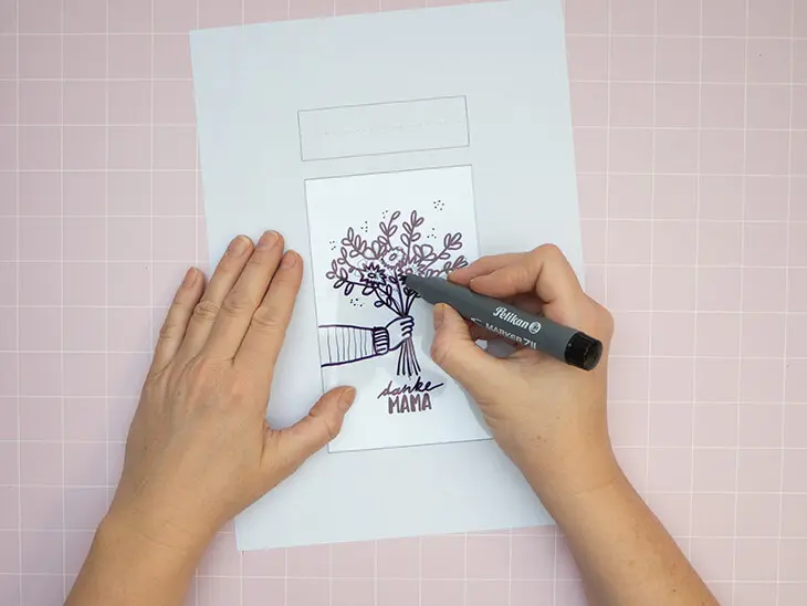 Jemand überträgt mit einem schwarzen Permanentmarker von Pelikan ein Motiv auf eine Folie. Foto: Johanna Rundel