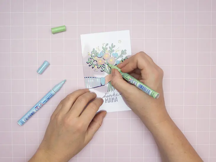 Jemand malt mit pastellfarbenen Acrylmarkern ein Motiv auf eine Mobilé-Folie. Foto: Johanna Rundel