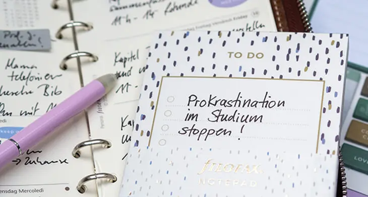 Auf einem aufgeschlagenen Planer von Filofax liegt eine To-Do-Liste auf der „Prokrastination im Studium stoppen“ geschrieben steht. Foto: Johanna Rundel
