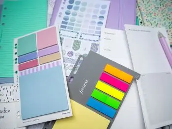 Verschiedene Einlagen, Stickerbögen, Tracker, und Accessoires von Filofax liegen verstreut beieinander. Foto: Johanna Rundel