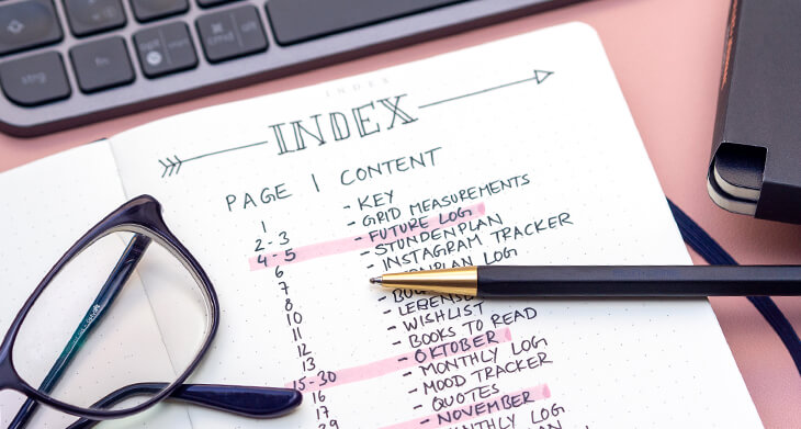 Auf einer rosa Schreibtischunterlage liegt ein aufgeschlagenes Bullet Journal von LEUCHTTURM1917 – es ist die Index-Seite zu sehen. Foto: Johanna Rundel)