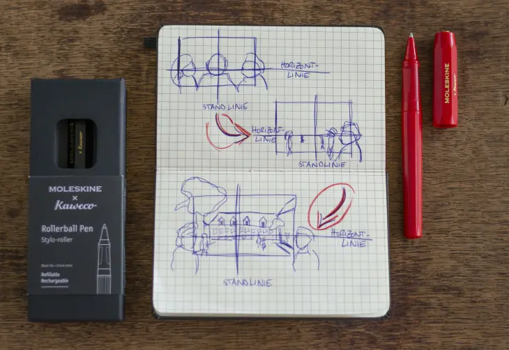 Blick in ein Skizzenbuch mit Übungszeichnungen zum perspektivischen Zeichnen. 