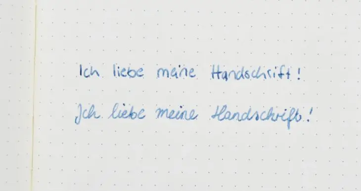 )): „Ich liebe meine Handschrift!“ steht in Druckschrift und in Schreibschrift in einem Bullet Journal.