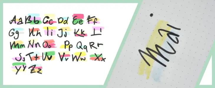 Grafik einer Handletteringschrift mit blockartigen, bunten Strichen im Hintergrund.