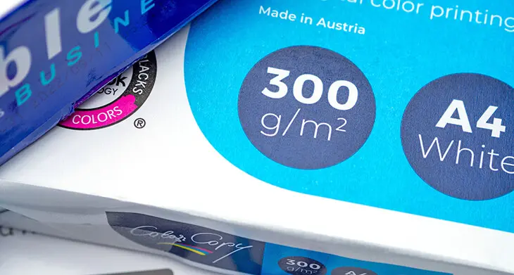 Close-Up auf die Angabe der Grammatur 300 g/m² auf einem Paket Kopierpapier. Weitere andere Kopierpapier-Pakete ragen ins Bild. Foto: Johanna Rundel